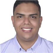 Profesor de física mecánica que imparte a clases a universitarios y estudiantes de último grado de colegio